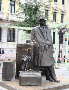 פסלים ומזרקות פזורים בכל העיר