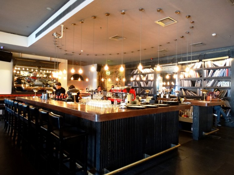 אזור הבר ומדפי הספרים ב"ספריה"